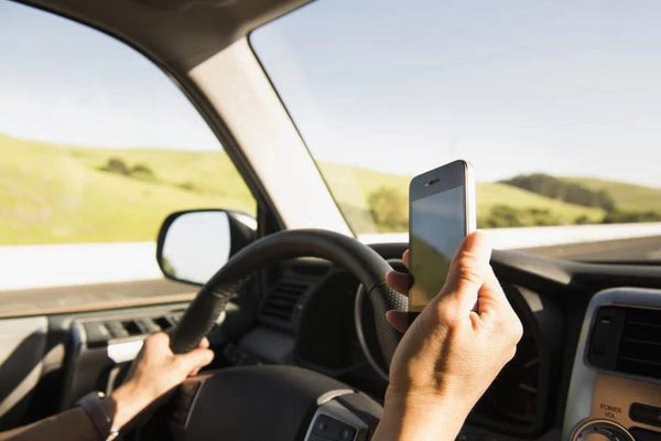صحبت کردن با موبایل و تصادف رانندگی